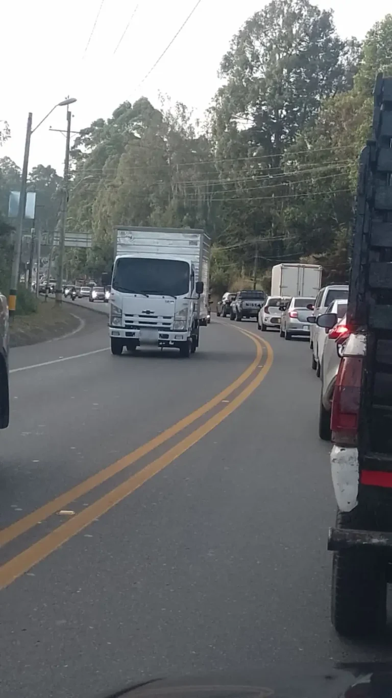 Bus y carro particular chocaron en la vía que va del aeropuerto de Rionegro a Llanogrande