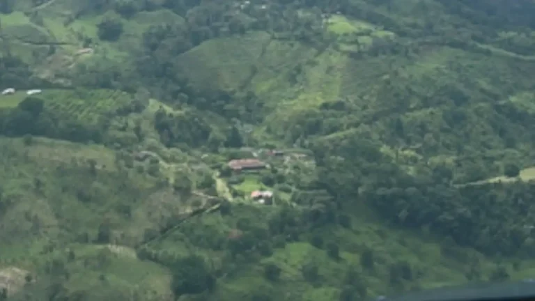 Hallan helicóptero accidentado en Caramanta, Antioquia, cuatro policías perdieron la vida