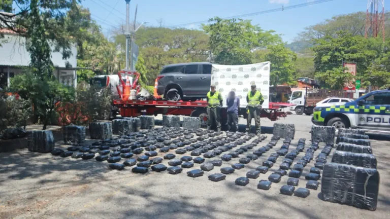 Policía encuentra 650 kilos de marihuana en un vehículo accidentado en la vía Pintada – Bolombolo