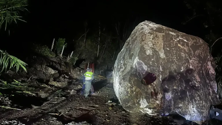 Tras el desprendimiento de gigantescas rocas en Matasanos, continua el bloqueo en la vía