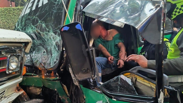 Una persecución policial a un conductor de autobús provocó pánico en Medellín.