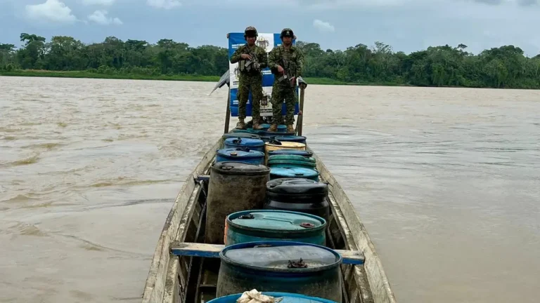 En una ruta entre Antioquia y Chocó la Armada incautó 60 toneladas de cemento y otros insumos para el procesamiento de pasta base de coca