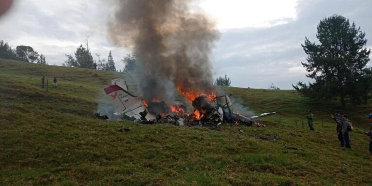 Un accidente aéreo involucrando una aeronave ambulancia ocurrió en Antioquia, resultando en la muerte de cuatro personas.