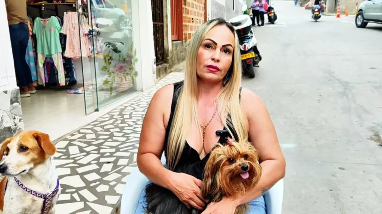 En San Roque se eligió a la Gran San Rocana de Oro, una mujer que rescata y alimenta perritos callejeros