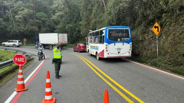 Camioneta que salió de Medellín se fue a un abismo en el Alto de Minas