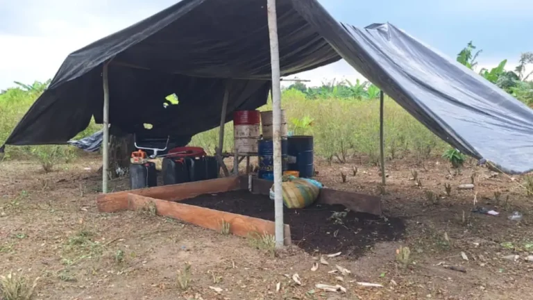 Insumos para el procesamiento de coca fueron hallados por la Armada de Colombia en Vigía del Fuerte, Antioquia