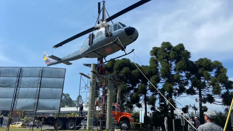 Instalan nuevamente el monumento del helicóptero en Rionegro