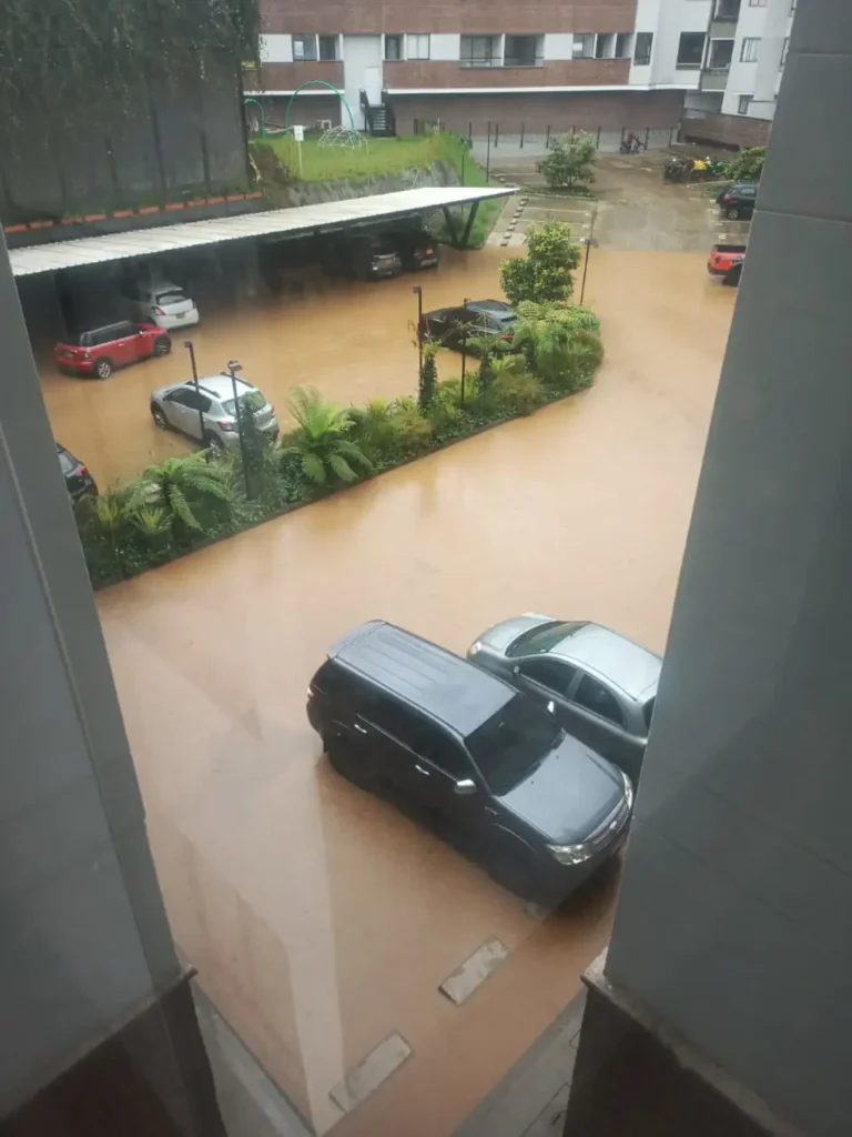 Quebrada se desborda y causa inundaciones en El Retiro, Antioquia