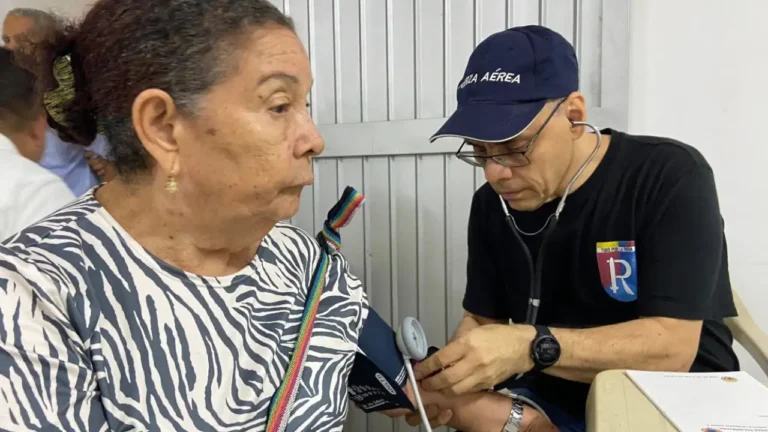 Más de 250 abuelitos en Caucasia reciben atención médica gratuita gracias a la Fuerza Aérea Colombiana