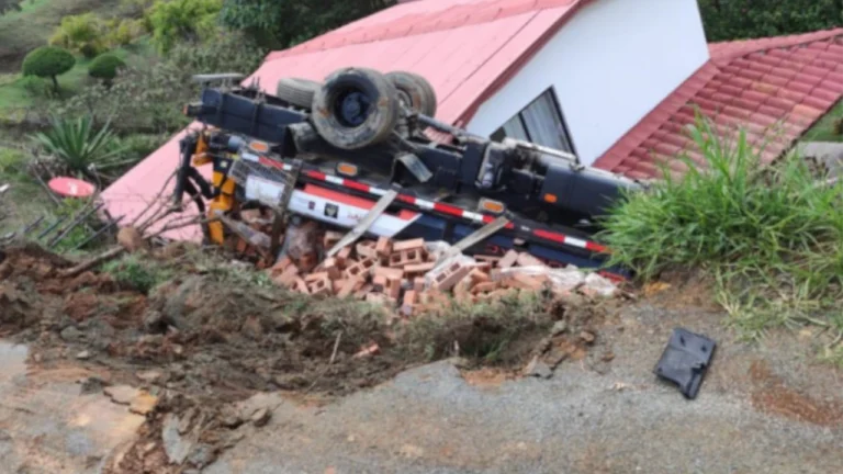 Camión que transportaba ladrillos cayó sobre una casa en Guarne