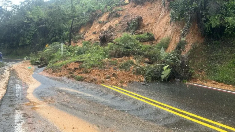 Derrumbes en carreteras de Antioquia dejan varias rutas intransitables este sábado 4 de mayo