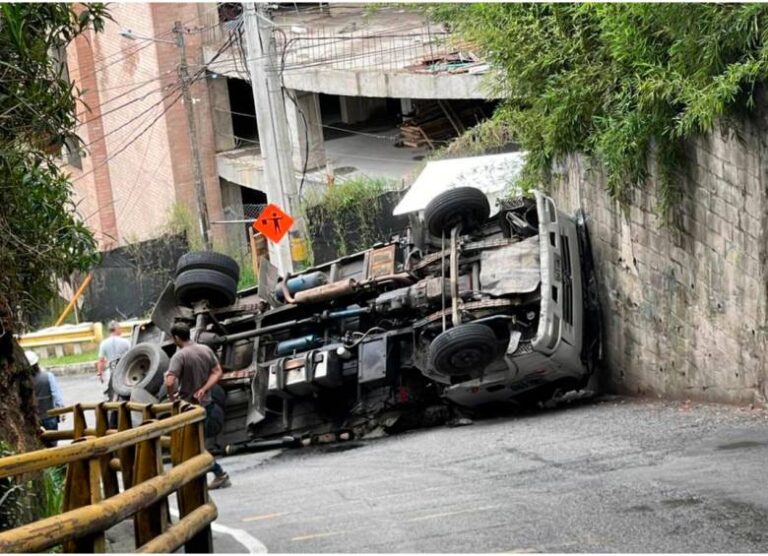 Un camión perdió el control y volcó mientras ascendía por una empinada vía en Sabaneta.