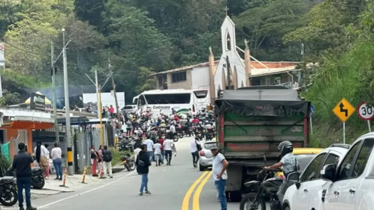 Mineros levantan bloqueo de la vía en Buriticá