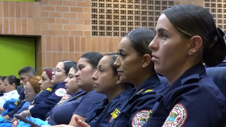 Bomberas de Antioquia se capacitan para atender emergencias con ayuda de drones