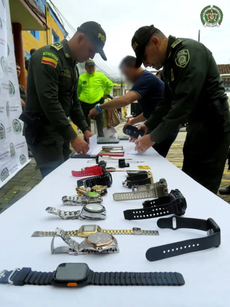 Cae banda que, en la noche, colocaba troncos en vías de Antioquia para robar a conductores