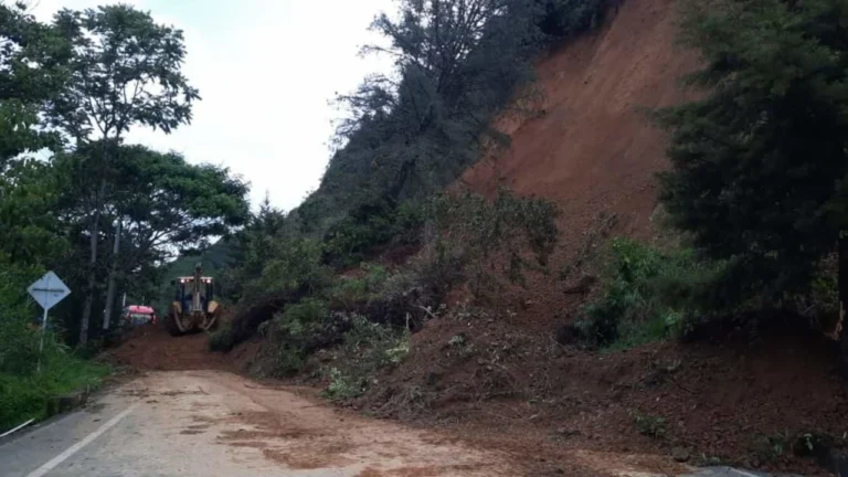 ¡Ojo, hay derrumbe! Vía entre Cañasgordas y Santa Fe de Antioquia está con paso restringido