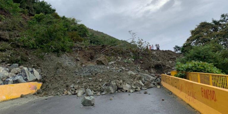 Reportan cierre total de la vía nacional que conecta Dabeiba con Santa Fé de Antioquia