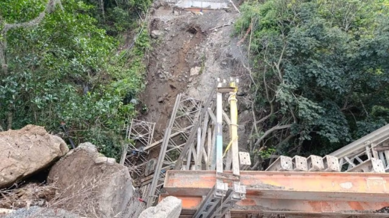 Tragedia en Giraldo: Dos Trabajadores Mueren al Desmontar Puente Metálico