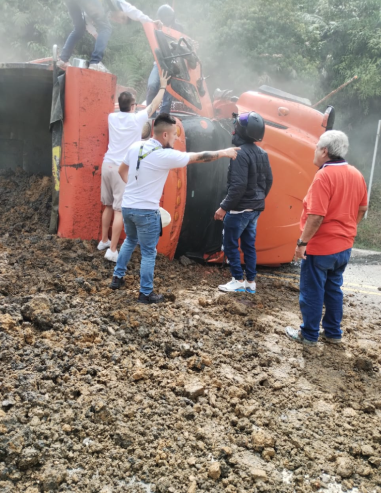 Volqueta se Vuelca en la Vía Bolombolo-Venecia: Congestión sin Heridos