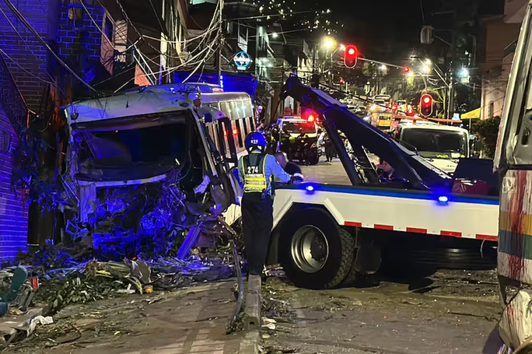 Grave Accidente en Manrique, Medellín: Bus Sin Frenos Deja Dos Muertos y 16 Heridos