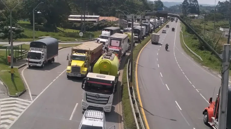 Si se dirige desde Medellín hacia Rionegro, evite tomar la autopista Medellín – Bogotá