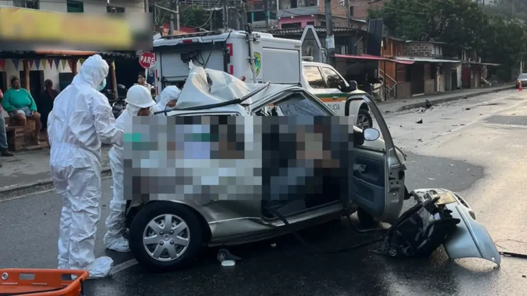 Quedaron atrapados: dos personas perdieron la vida al ser chocados en la vía Girardota – Barbosa