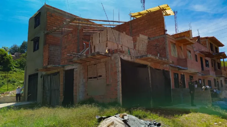 ¡Ojo dónde construye! Suspenden 15 construcciones en Rionegro por no contar con licencia