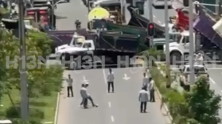 En medio del paro camionero en Bello, los transportadores juegan un ‘picadito’ de fútbol