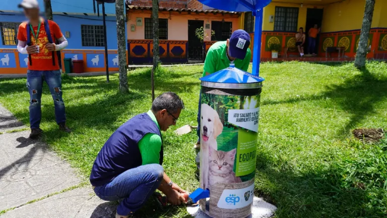 ¡Novedoso! En Guatapé instalaron sistemas de recolección de excrementos de mascotas que descompone las heces