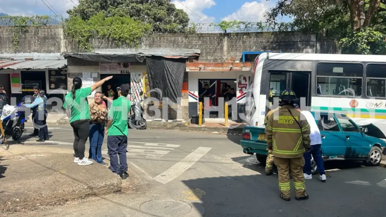 Accidente en Bello deja tres personas lesionadas tras choque entre bus y vehículo particular