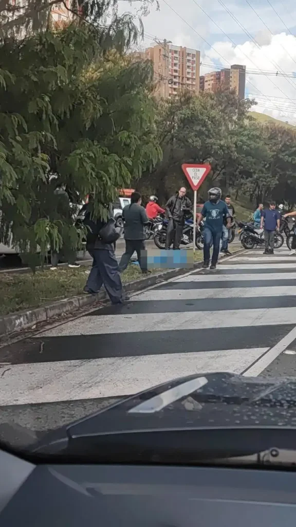 Dos siniestros viales tienen colapsada la Autopista Norte; en uno de los hechos, un motociclista perdió la vida