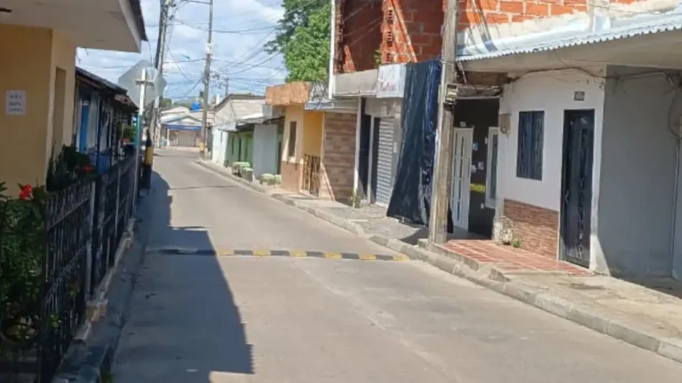 Comerciantes de El Bagre cierran sus negocios en medio del quinto día de paro minero