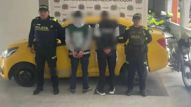 En Rionegro, recuperan taxi robado y capturan a los presuntos ladrones tras persecución