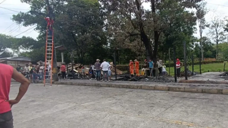 Fuego destruye ocho locales comerciales en Cáceres, Antioquia