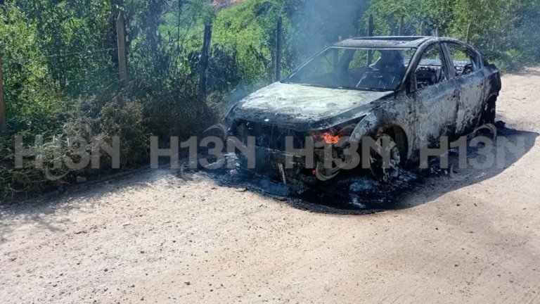 ¡Muy raro! Un vehículo fue hallado abandonado y envuelto en llamas en una vía rural en Antioquia