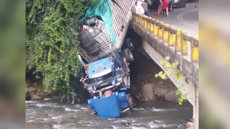 Tractomula se precipitó a un río en el Suroeste antioqueño