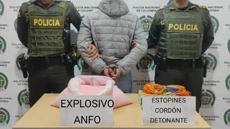 En plena vía pública del municipio de Caramanta, Policía sorprendió a un joven con un bulto cargado de explosivos