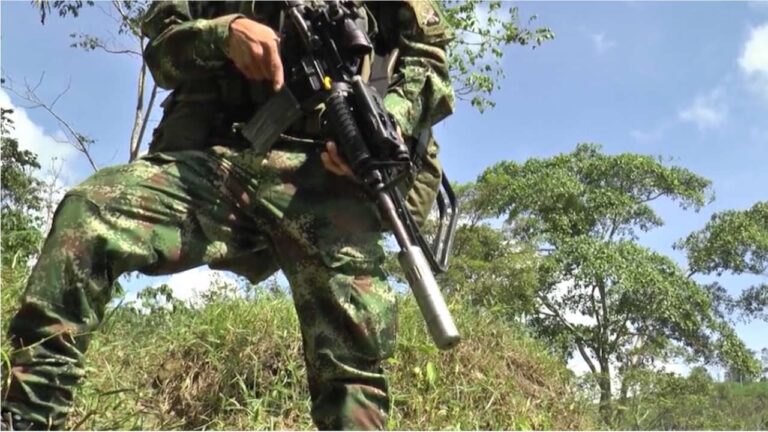 Combates entre grupos armados en Briceño deja por ahora dos familias desplazadas y cientos más confinadas