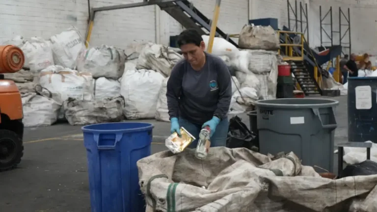 Cerca de 180 niños y niñas se beneficiaron con la entrega de escritorios hechos partir del reciclaje de las cajas de Tetra pak