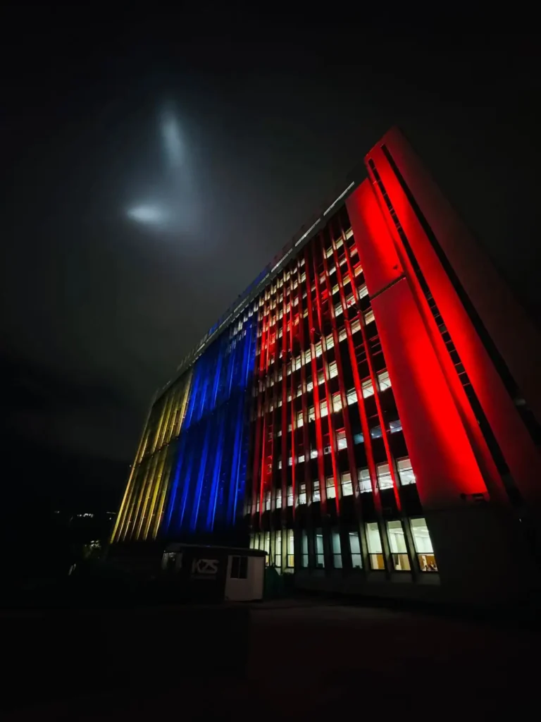 Edificio de la Gobernación de Antioquia fue iluminado en señal de apoyo a Venezuela