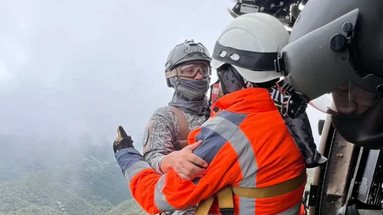 Helicóptero UH-60 Black Hawk de la Fuerza Aeroespacial apoya las labores de recuperación de las víctimas de la aeronave accidentada en Urrao