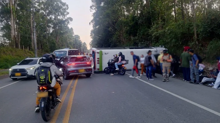 Bus de servicio público que se volcó en vía de Rionegro iba con 28 ocupantes, 8 de ellos resultaron lesionados