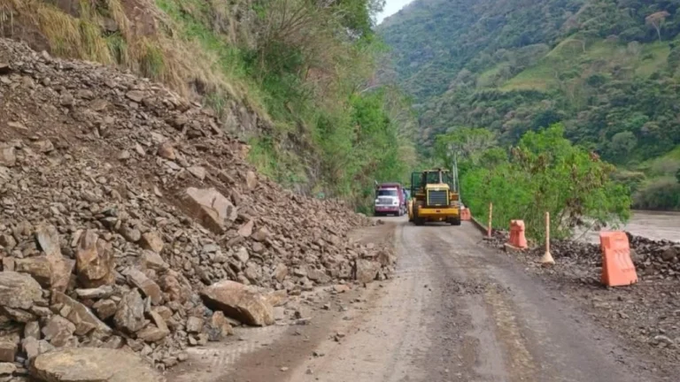 Avanzan trabajos de remoción en la vía Bolombolo – Santa Fe de Antioquia tras derrumbe