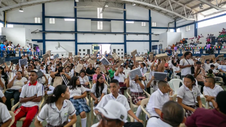 Estudiantes caucasianos de zonas rurales recibieron equipos tecnológicos por parte de Mintic en su regreso a clases