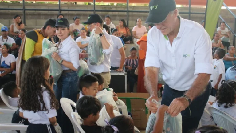 EPM entregó 18.200 kits escolares con materiales reciclados a niños en Antioquia y La Mojana