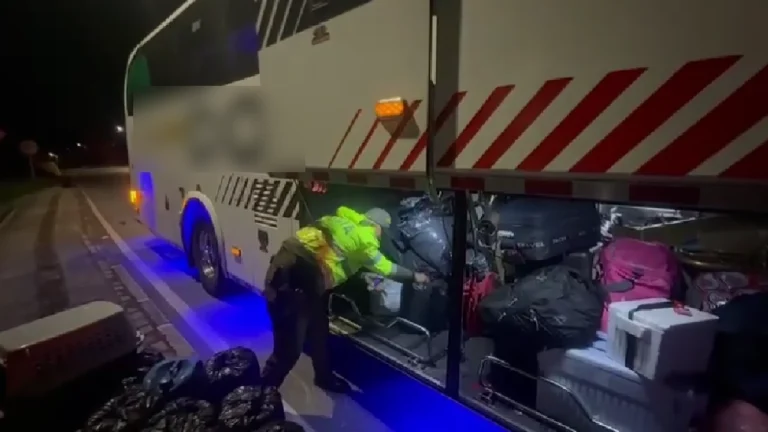 En Antioquia un hombre transportaba en un bus público 50 galones de insumos para el procesamiento de coca